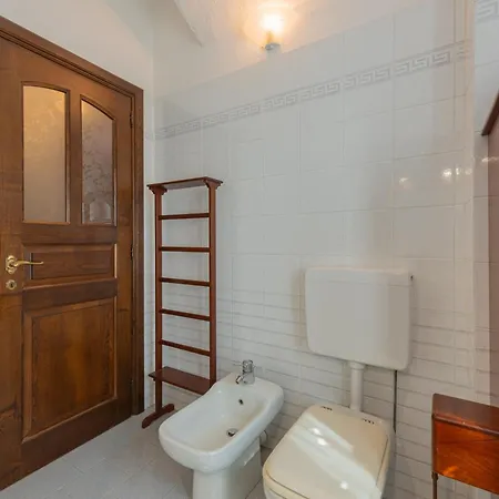 In Piazzetta 2 Apartment, * Barolo
